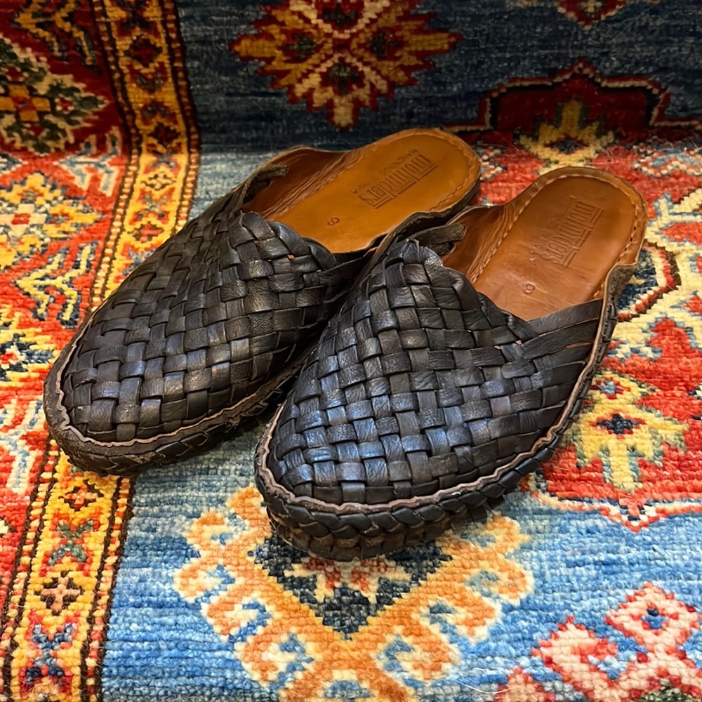 Mohinders woven slides sold out online